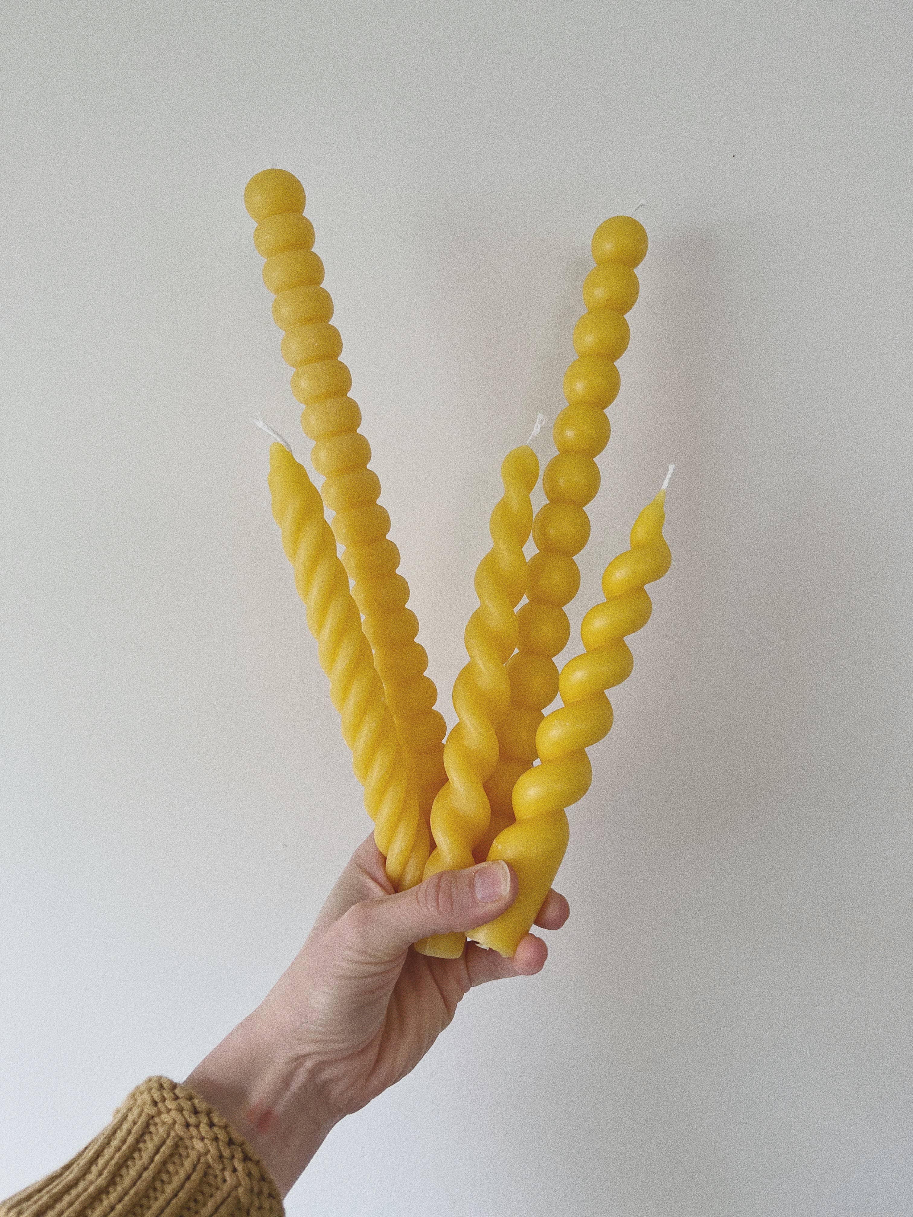 Bauble taper candle: Natural beeswax