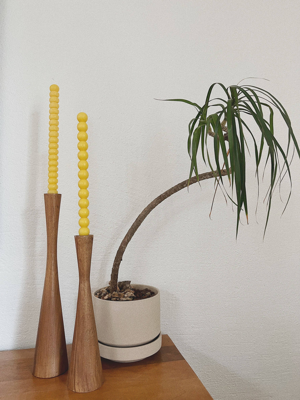 Bauble taper candle: Natural beeswax