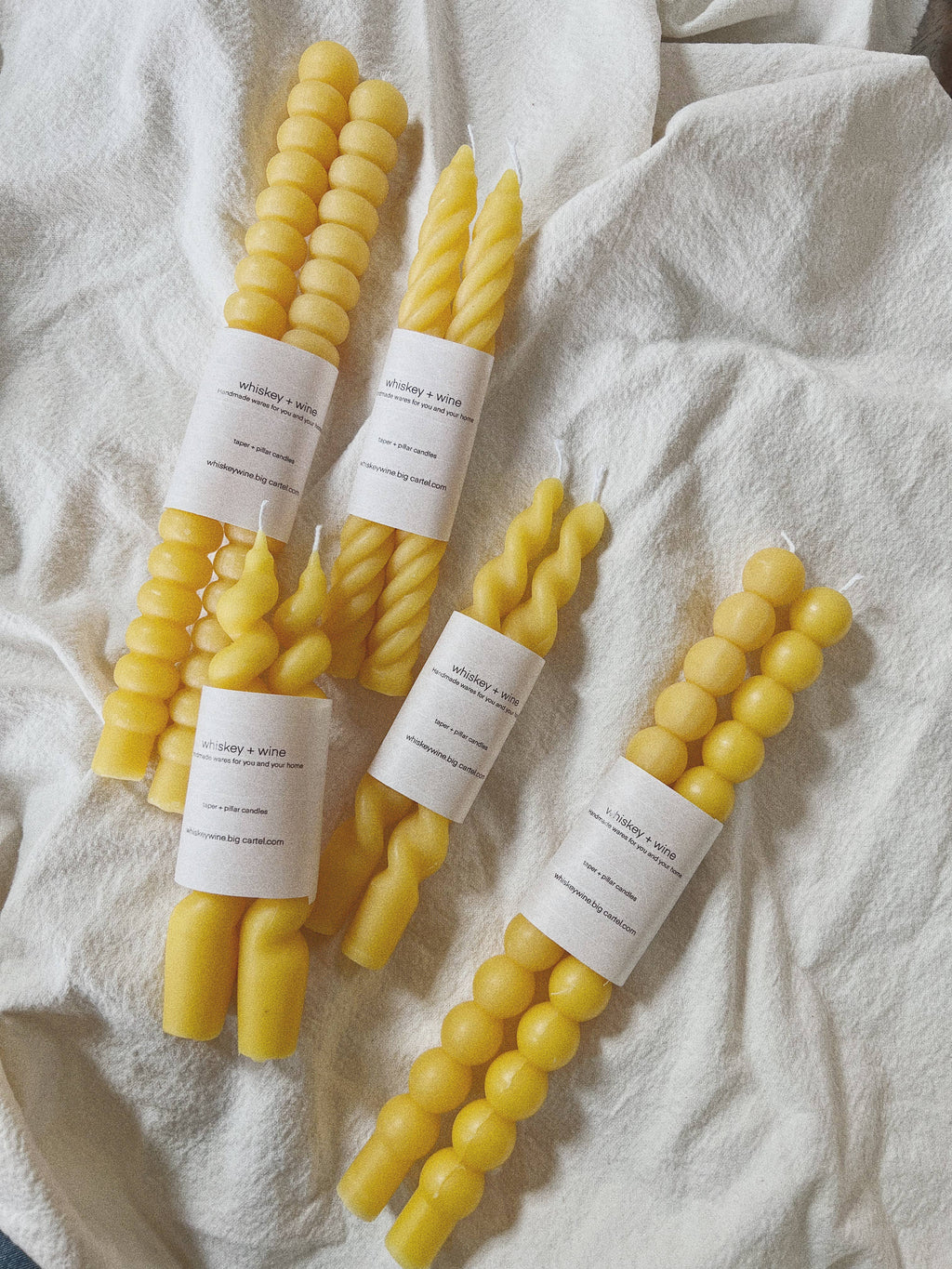 Bauble taper candle: Natural beeswax